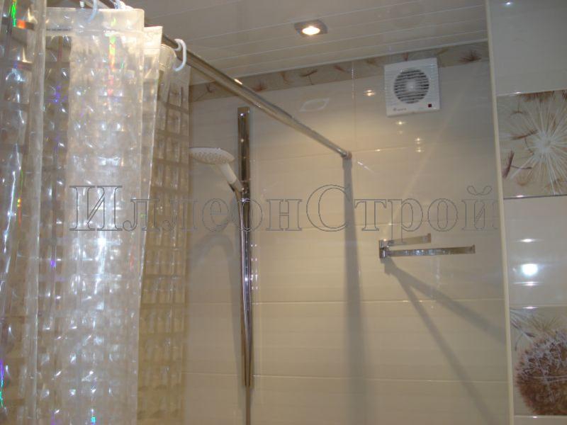 Монтаж реечного потолка со встроенными точечными светильниками, установка карниза для ванной, монтаж вытяжки и крючков для полонец
