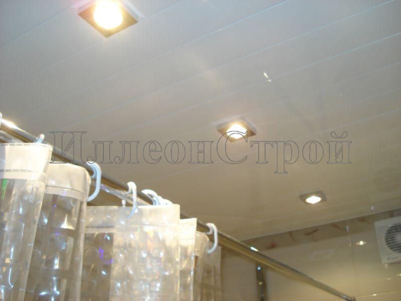 Фото смонтированного и установленного реечного потолка с точечными светильниками
