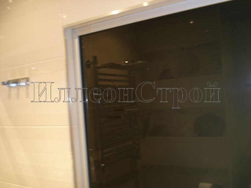 Установленная стеклянная дверь с металлическими откосами (вид изнутри)