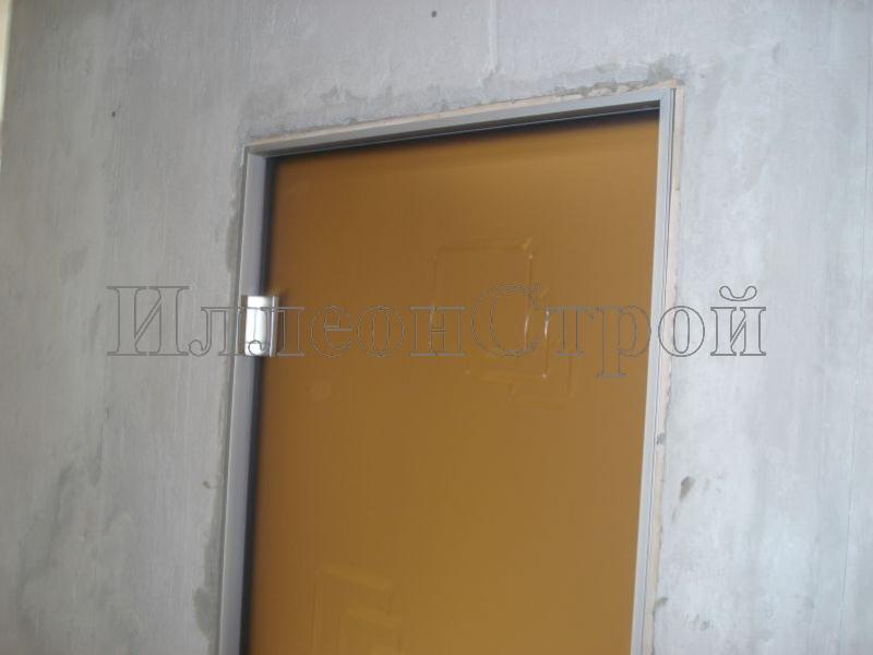 Установленная стеклянная дверь с металлическими откосами (вид с наружи)